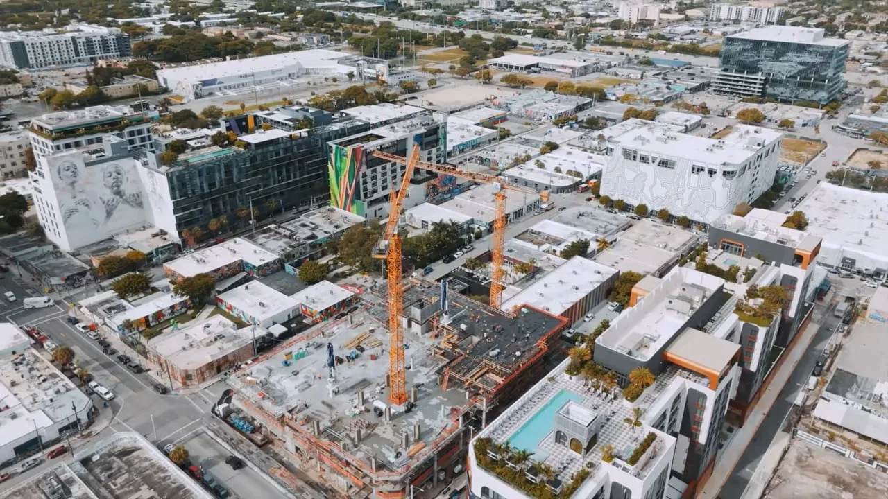 Obra de TwentySixth & 2nd en Wynwood, MIAMI, con grúas en el predio